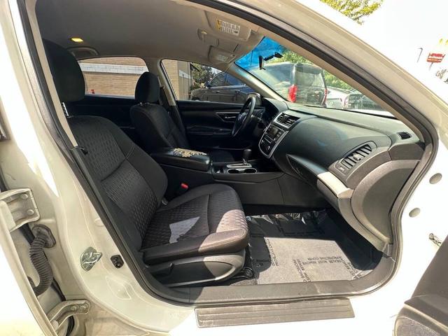 Photo of 2017 White Nissan Altima