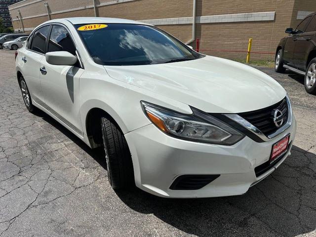 Photo of 2017 White Nissan Altima