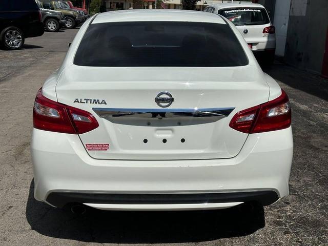 Photo of 2017 White Nissan Altima