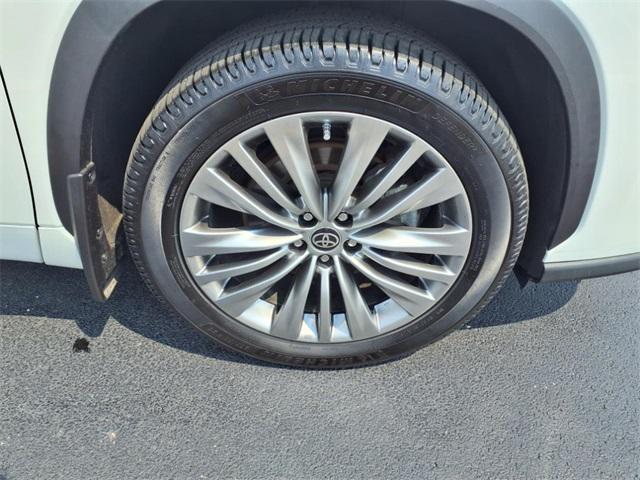 Photo of 2020 White Toyota Highlander