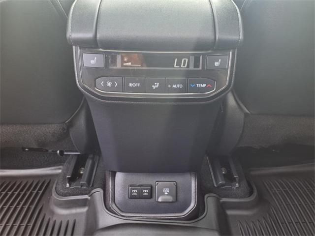 Photo of 2020 White Toyota Highlander