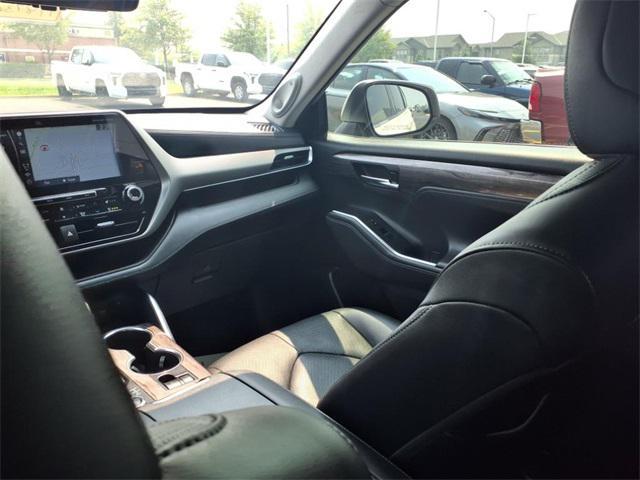 Photo of 2020 White Toyota Highlander