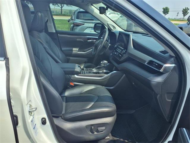 Photo of 2020 White Toyota Highlander