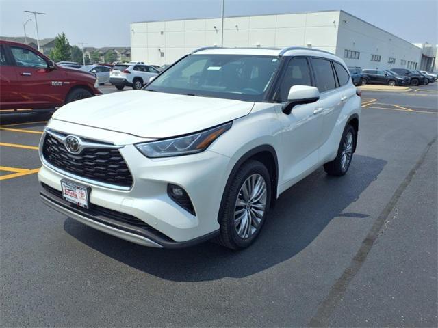Photo of 2020 White Toyota Highlander