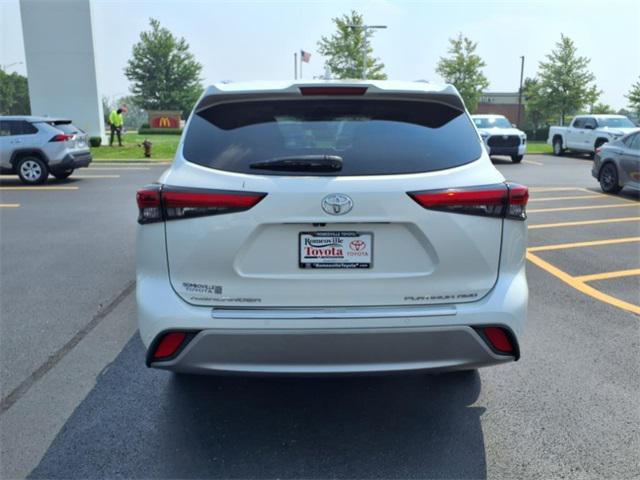 Photo of 2020 White Toyota Highlander
