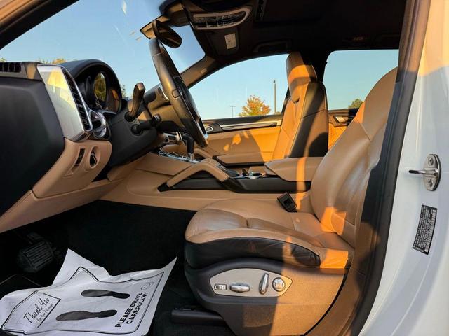 Photo of 2014 Carrara White Metallic Porsche Cayenne