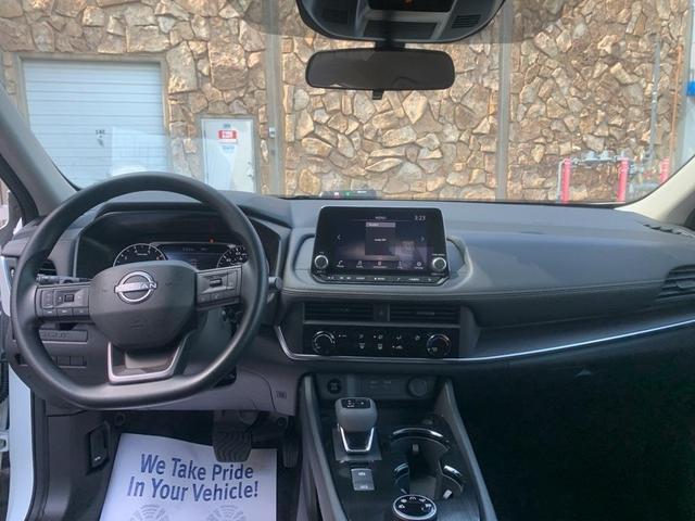 Photo of 2025 Glacier White Nissan Rogue