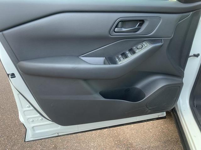 Photo of 2025 Glacier White Nissan Rogue