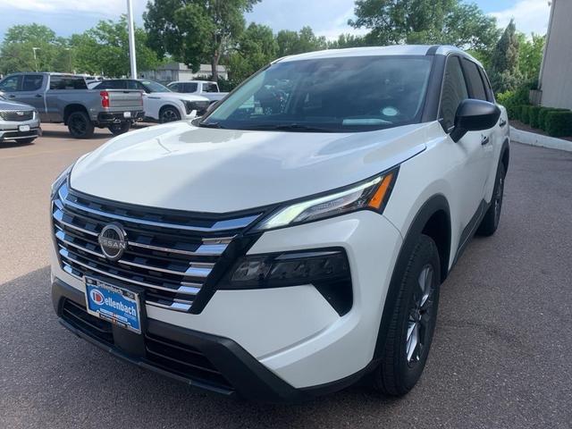 Photo of 2025 Glacier White Nissan Rogue