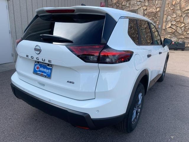 Photo of 2025 Glacier White Nissan Rogue