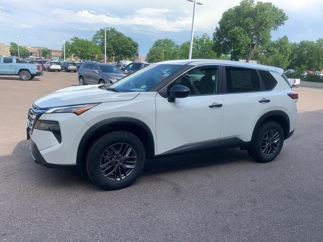 Photo of 2025 Glacier White Nissan Rogue
