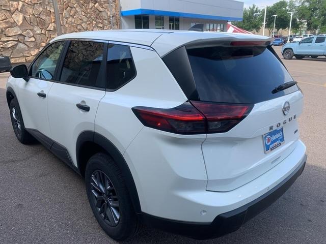 Photo of 2025 Glacier White Nissan Rogue