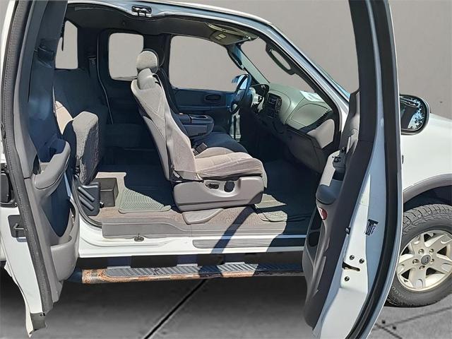 Photo of 2002 White Ford F-150