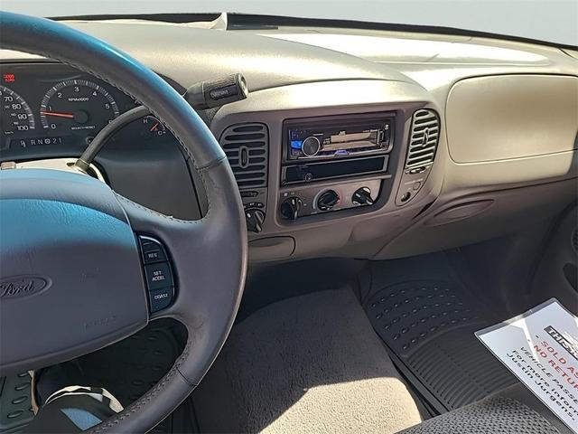 Photo of 2002 White Ford F-150