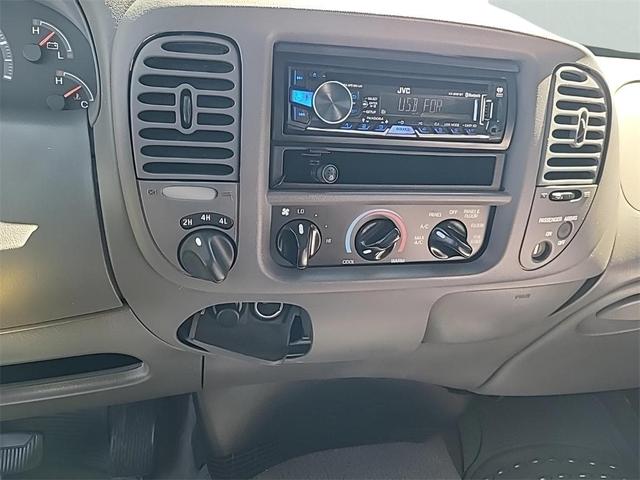 Photo of 2002 White Ford F-150