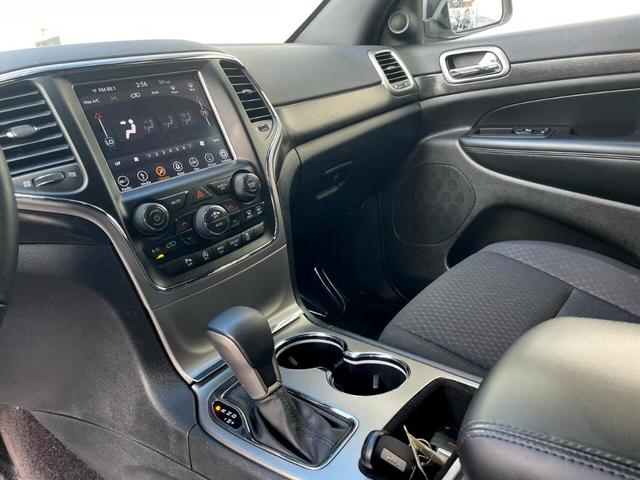 Photo of 2018 Silver Jeep Grand Cherokee