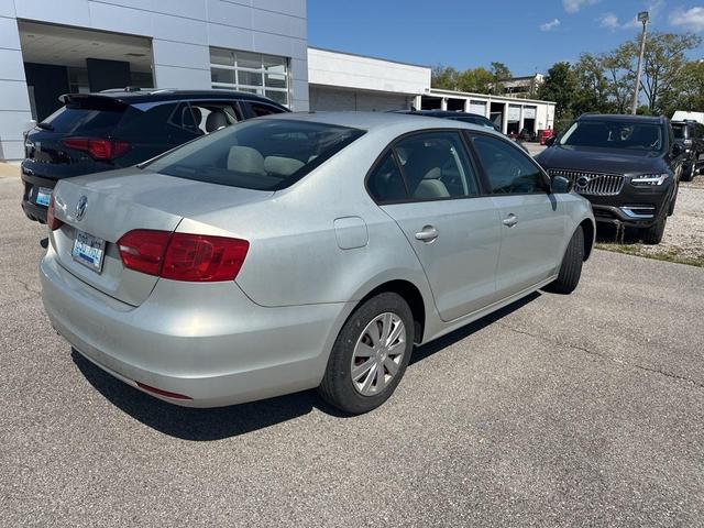 Photo of 2011 White Gold Metallic Volkswagen Jetta