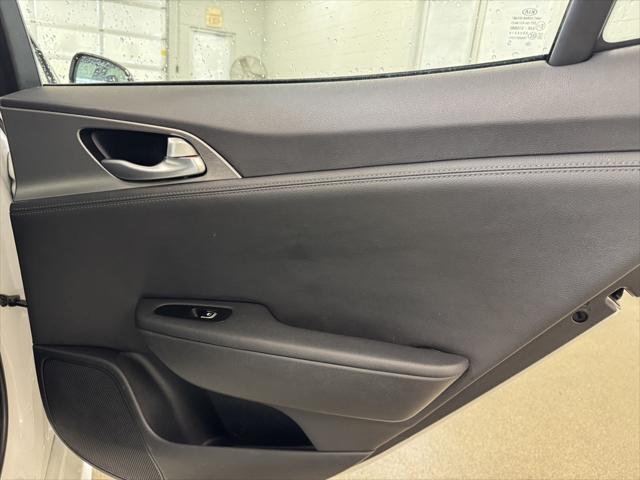 Photo of 2018 Snow White Pearl Kia Stinger