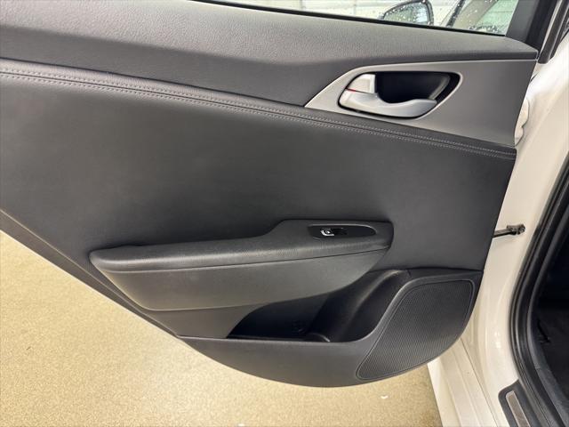 Photo of 2018 Snow White Pearl Kia Stinger