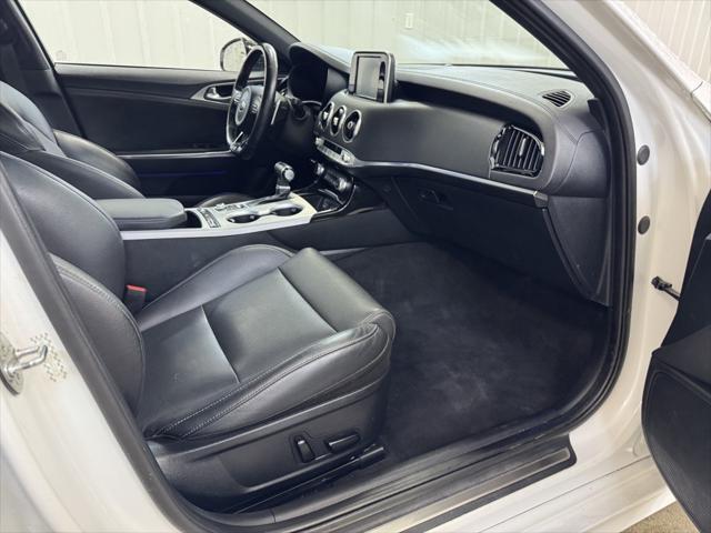 Photo of 2018 Snow White Pearl Kia Stinger