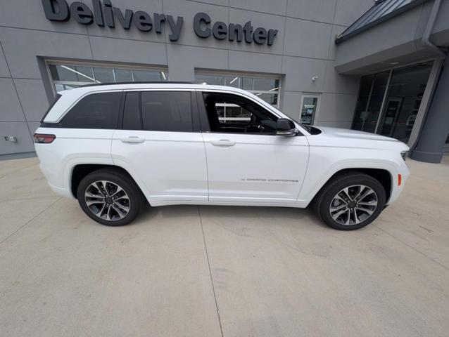 Photo of 2025 Bright White Jeep Grand Cherokee