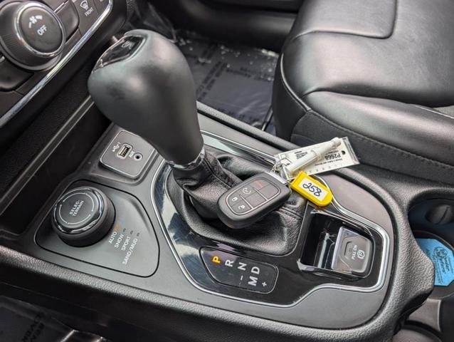 Photo of 2021 Bright White Clearcoat Jeep Cherokee