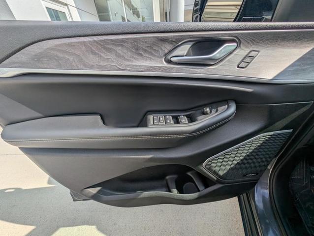Photo of 2023 Metallic Jeep Grand Cherokee L