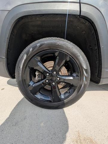 Photo of 2023 Metallic Jeep Grand Cherokee L