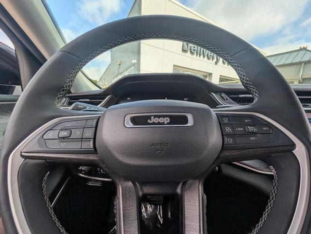 Photo of 2023 Metallic Jeep Grand Cherokee L
