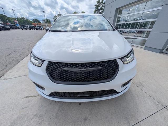 Photo of 2026 Bright White Chrysler Pacifica