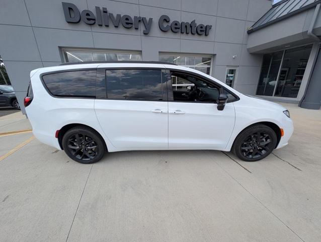 Photo of 2026 Bright White Chrysler Pacifica