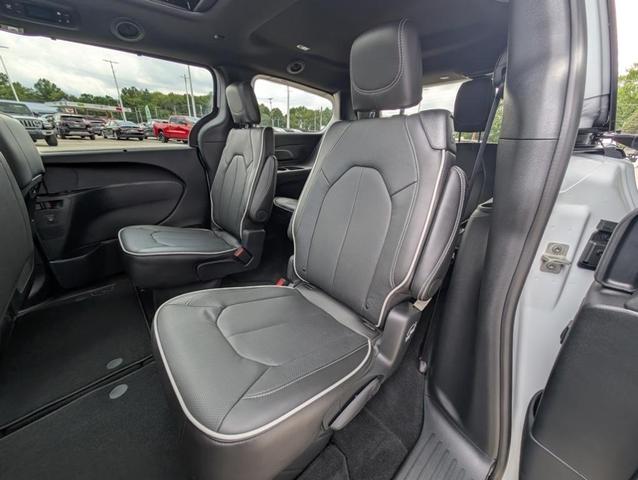 Photo of 2026 Bright White Chrysler Pacifica