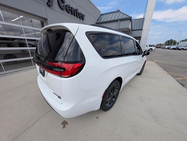 Photo of 2026 Bright White Chrysler Pacifica