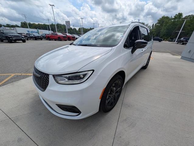 Photo of 2026 Bright White Chrysler Pacifica