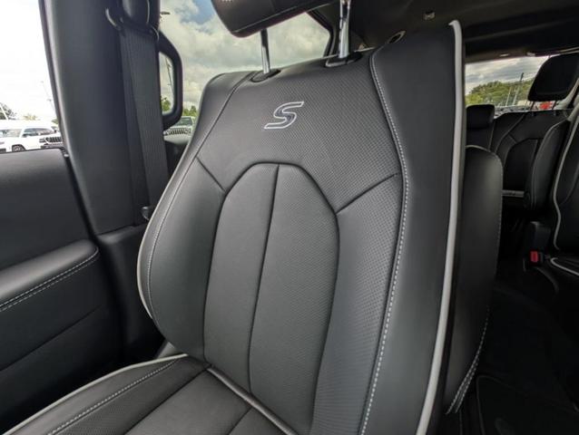 Photo of 2026 Bright White Chrysler Pacifica
