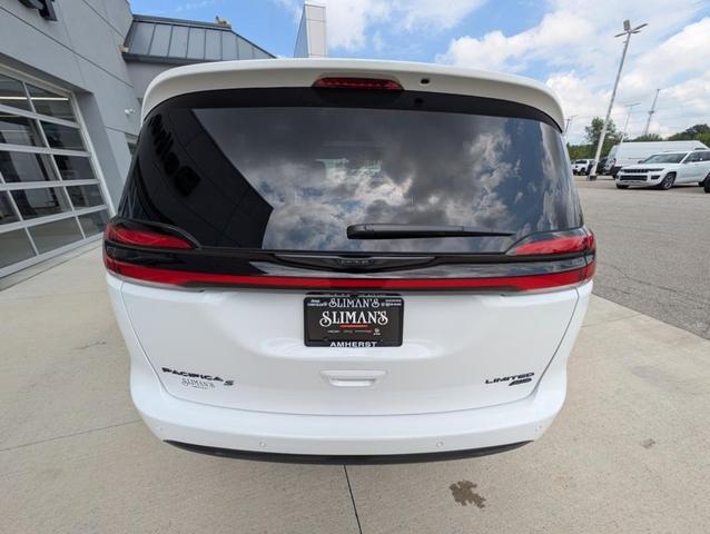 Photo of 2026 Bright White Chrysler Pacifica