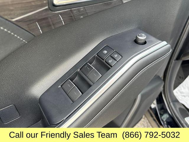 Photo of 2022 Midnight Black Metallic Toyota Highlander Hybrid