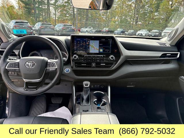 Photo of 2022 Midnight Black Metallic Toyota Highlander Hybrid