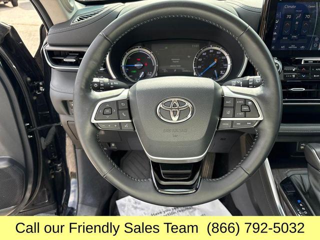 Photo of 2022 Midnight Black Metallic Toyota Highlander Hybrid