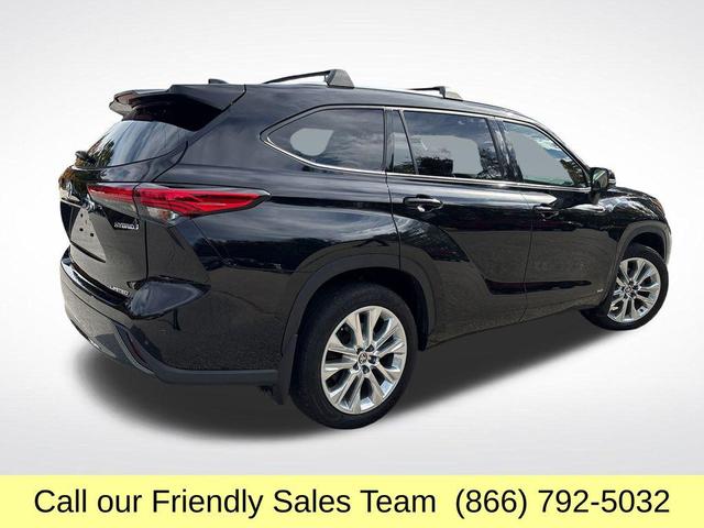 Photo of 2022 Midnight Black Metallic Toyota Highlander Hybrid