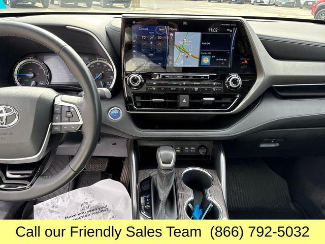 Photo of 2022 Midnight Black Metallic Toyota Highlander Hybrid