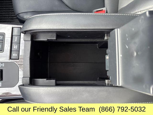 Photo of 2022 Midnight Black Metallic Toyota Highlander Hybrid