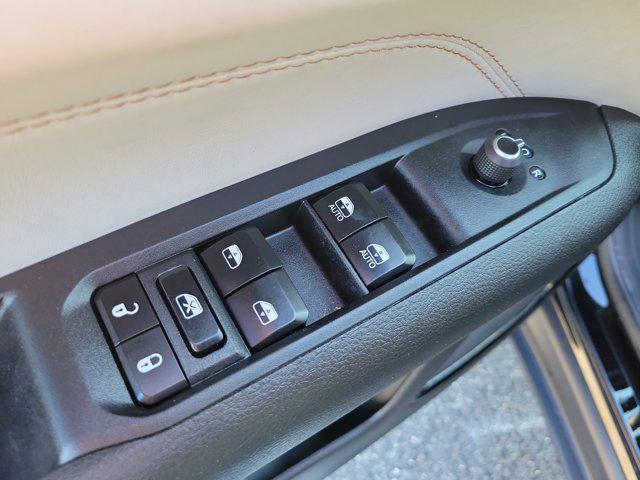 Photo of 2024 Diamond Black Crystal Pearlcoat Jeep Compass