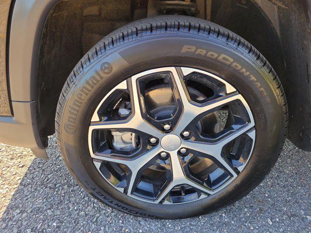 Photo of 2024 Diamond Black Crystal Pearlcoat Jeep Compass