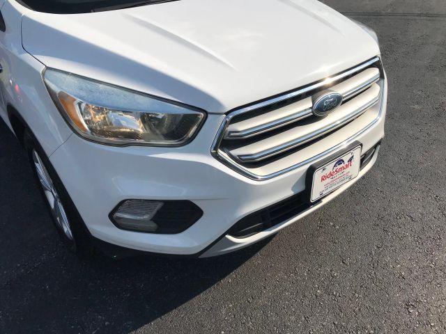 Photo of 2017 White Ford Escape