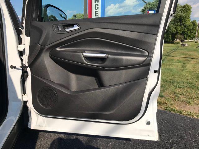 Photo of 2017 White Ford Escape