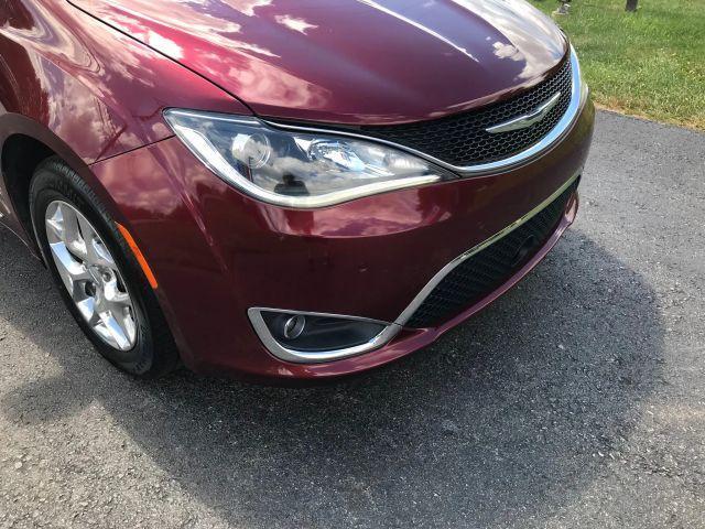 Photo of 2018 Burgundy Chrysler Pacifica