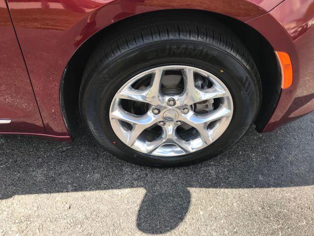 Photo of 2018 Burgundy Chrysler Pacifica