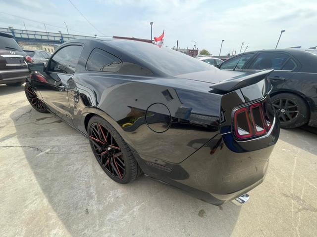 Photo of 2013 Black Ford Mustang