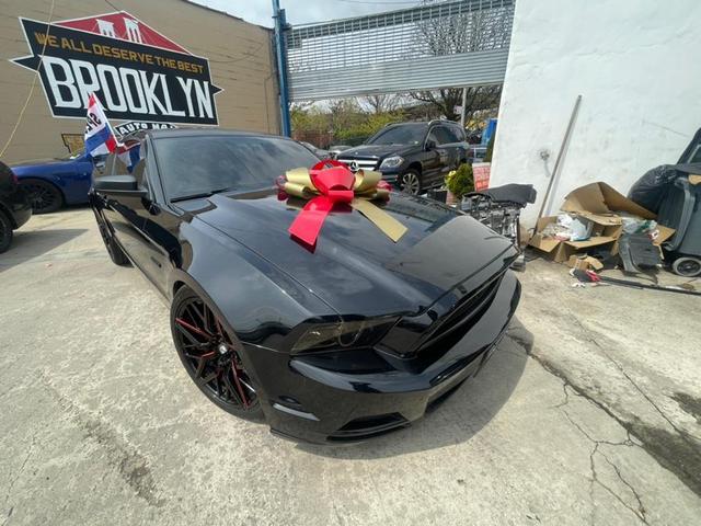 Photo of 2013 Black Ford Mustang